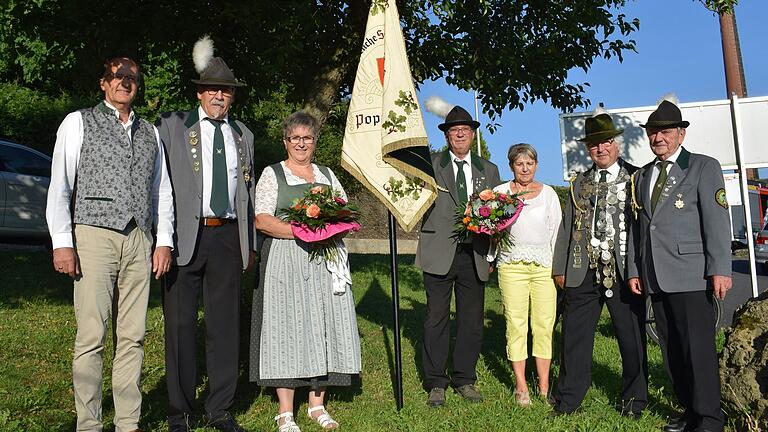 Im Bild von links: Bürgermeister Ludwig Nätscher, 1. Schützenmeister Franz Josef Sittler, scheidende Schützenkönigin Ute Sittler, Fahnenträger Stefan Kohlinger, Sabine Zemelka, neuer Schützenkönig Johannes Zemelka, Sportleiter Peter König.