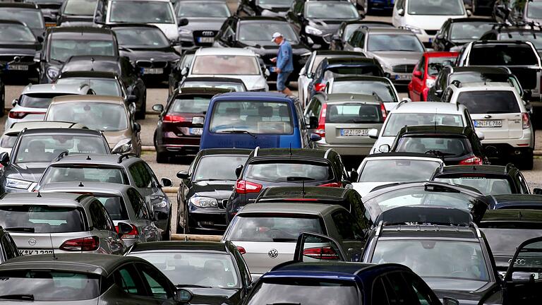 Wie viel Geld Autofahrer für die Versicherung bezahlen müssen, richtet sich nicht zuletzt nach ihrem Wohnort (Symbolbild). Auch in Unterfranken sind die Tarife unterschiedlich.