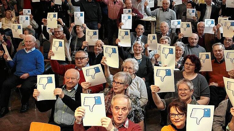 Daumen runter: In Erlabrunn will man die Schließung der beiden Bankfilialen nicht ohne Widerstand hinnehmen, war die Botschaft beim Neujahrsempfang in der TSV-Halle. Daumen runter: In Erlabrunn will man die Schließung der beiden Bankfilialen nicht ohne Widerstand hinnehmen, war die Botschaft beim Neujahrsempfang in der TSV-Halle.