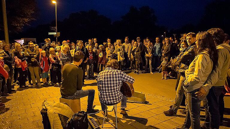 Gelöste Stimmung Samstagabend an der Gutermannpromenade: Die Musiker spielten, die Zuschauer kamen in Scharen und genossen den Ausklang des Pflasterklangs. Gelöste Stimmung Samstagabend an der Gutermannpromenade: Die Musiker spielten, die Zuschauer kamen in Scharen und genossen den Ausklang des Pflasterklangs.