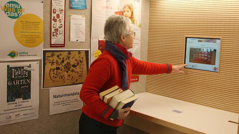 Christine Görsch-Kleineberg am Selbstbuchungsautomat in der Marktheidenfelder Stadtbibliothek. Dieses Angebot wird gerne genutzt, berichtete Bibliotheksleiterin Susanne Wunderlich am Dienstagabend im Kulturausschuss des Stadtrates. Christine Görsch-Kleineberg am Selbstbuchungsautomat in der Marktheidenfelder Stadtbibliothek. Dieses Angebot wird gerne genutzt, berichtete Bibliotheksleiterin Susanne Wunderlich am Dienstagabend im Kulturausschuss des Stadtrates.