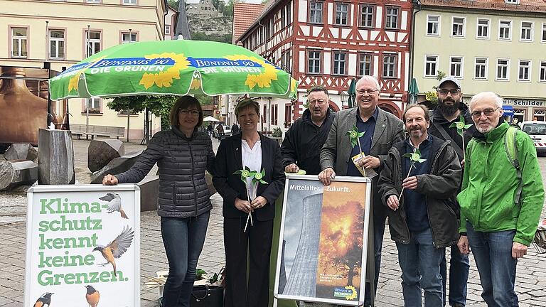 Im Bild von links: Anja Baier (3. Bürgermeisterin, Karlstadt), Bärbel Imhof (Stadt-, Kreis- und Bezirksrätin, Lohr), Walter Gleichmann (Ortsvorsitzender, Karlstadt), Gerhard Kraft (Stadt- und Kreisrat sowie Kreisvorsitzender, Laudenbach), Horst Wittstatt (Stadt- und Kreisrat, Laudenbach), Jochen Haase (Ortsvorstand, Karlstadt), Wolfgang Tröster (Stadtrat, Laudenbach). Im Bild von links: Anja Baier (3. Bürgermeisterin, Karlstadt), Bärbel Imhof (Stadt-, Kreis- und Bezirksrätin, Lohr), Walter Gleichmann (Ortsvorsitzender, Karlstadt), Gerhard Kraft (Stadt- und Kreisrat sowie Kreisvorsitzender, Laudenbach), Horst Wittstatt (Stadt- und Kreisrat, Laudenbach), Jochen Haase (Ortsvorstand, Karlstadt), Wolfgang Tröster (Stadtrat, Laudenbach).