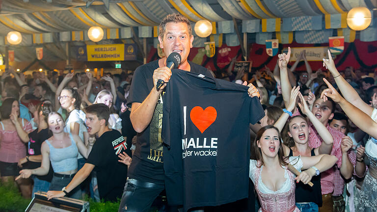 Super Stimmung mit dem Mallorca Ballermann Star Peter Wackel im Festzelt der Laurenzimesse in Marktheidenfeld.