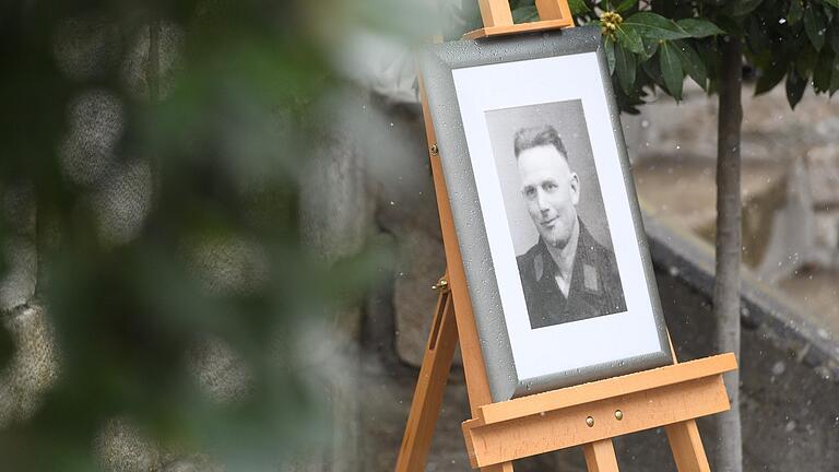 Alfred Eck wurde am 7. April 1945 auf dem Auber Marktplatz von einem Standgericht in Aub zum Tod am Galgen verurteilt. Alfred Eck wurde am 7. April 1945 auf dem Auber Marktplatz von einem Standgericht in Aub zum Tod am Galgen verurteilt. 