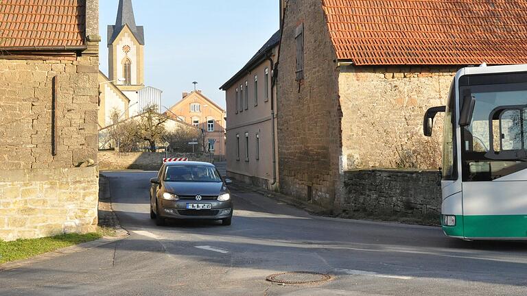 Knackpunkt beim geplanten Ausbau der Staatsstraße in Hergolshausen ist die Engstelle in der S-Kurve der Ortsdurchfahrt, weil ein Teilabriss bei den Anwesen doch nicht möglich ist. Knackpunkt beim geplanten Ausbau der Staatsstraße in Hergolshausen ist die Engstelle in der S-Kurve der Ortsdurchfahrt, weil ein Teilabriss bei den Anwesen doch nicht möglich ist.
