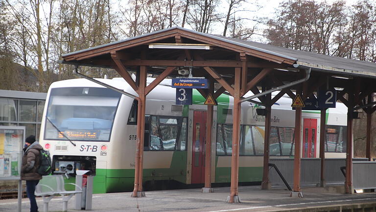 Der Bahnhof in Bad Neustadt (Archivbild). Auch im Landkreis Rhön-Grabfeld soll bald das Neun-Euro-Ticket für den Nahverkehr erhältlich sein. Bis es soweit ist, müssen allerdings noch einige offene Fragen geklärt werden. Der Bahnhof in Bad Neustadt (Archivbild). Auch im Landkreis Rhön-Grabfeld soll bald das Neun-Euro-Ticket für den Nahverkehr erhältlich sein. Bis es soweit ist, müssen allerdings noch einige offene Fragen geklärt werden.