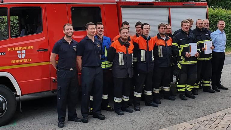 Im Bild (von links): Kommandant und Kreisbrandmeister Philip Schubert, Kreisbrandmeister Matthias Hübner, Marcel Manz, Lorenz Winheim, Dominik Hepp, Alexander Hepp, Florian Haas, Thomas Derleth, Leon Winheim, Florian Budau, Thomas Gerner, Thomas Brückner, Kreisbrandmeister Horst Klopf, Kreisbrandmeister Christoph Steger. Im Bild (von links): Kommandant und Kreisbrandmeister Philip Schubert, Kreisbrandmeister Matthias Hübner, Marcel Manz, Lorenz Winheim, Dominik Hepp, Alexander Hepp, Florian Haas, Thomas Derleth, Leon Winheim, Florian Budau, Thomas Gerner, Thomas Brückner, Kreisbrandmeister Horst Klopf, Kreisbrandmeister Christoph Steger.