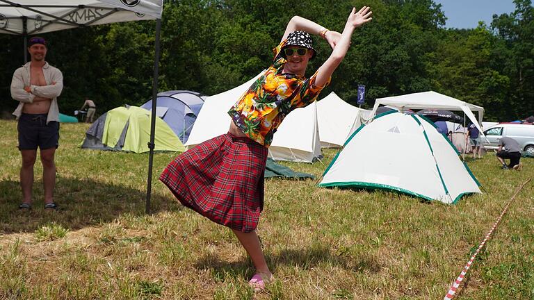 Ferdinand Knacker fällt durch sein schrilles Aussehen auf dem Festivalgelände sofort auf. Ferdinand Knacker fällt durch sein schrilles Aussehen auf dem Festivalgelände sofort auf.