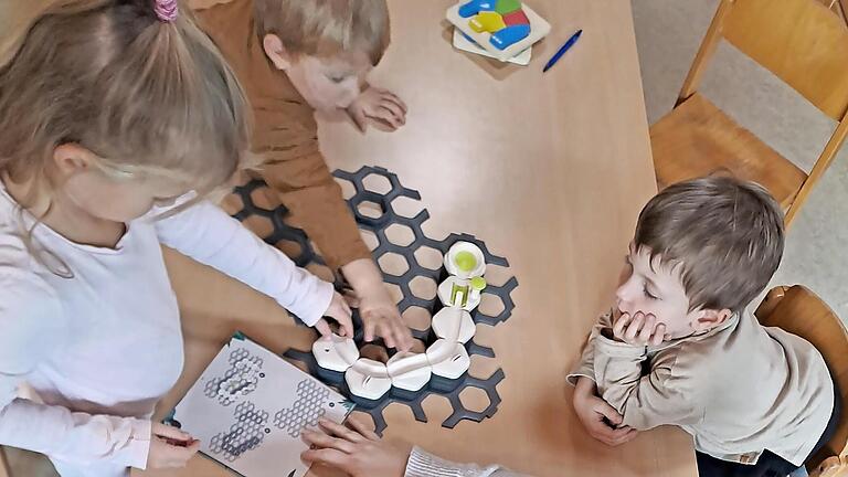Die Sulzthaler Kindergartenkinder Mina, Mats und Emil testen mit Erzieherin Saskia das Spiel „Gravitrax Junior“.       -  Die Sulzthaler Kindergartenkinder Mina, Mats und Emil testen mit Erzieherin Saskia das Spiel „Gravitrax Junior“.