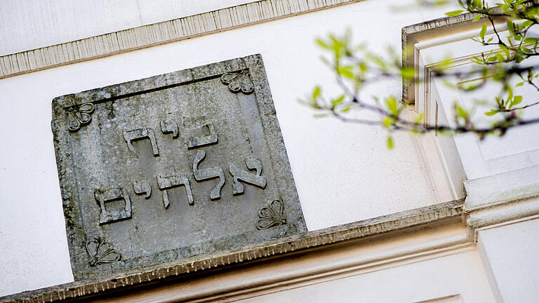 Brandanschlag auf Synagoge in Oldenburg.jpeg       -  In Oldenburg ist am Freitag ein Brandsatz auf die Tür einer Synagoge geworfen worden.