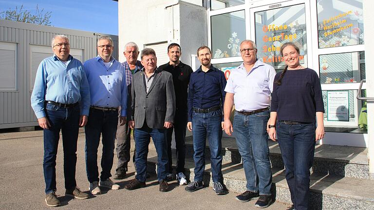 Ein Teil des Kolitzheimer Gemeinderats steht vor der provisorischen Offenen Ganztagsschule in Zeilitzheim. Im Bild (von links) Zweiter Bürgermeister Gerd Endres, Jonas Redweik, Dritter Bürgermeister Berthold Pfaff, Reinhard Heck, Ralf Schmitt, Frank Flederer, Norbert Weissenseel und Katharina Graf. Ein Teil des Kolitzheimer Gemeinderats steht vor der provisorischen Offenen Ganztagsschule in Zeilitzheim. Im Bild (von links) Zweiter Bürgermeister Gerd Endres, Jonas Redweik, Dritter Bürgermeister Berthold Pfaff, Reinhard Heck, Ralf Schmitt, Frank Flederer, Norbert Weissenseel und Katharina Graf.