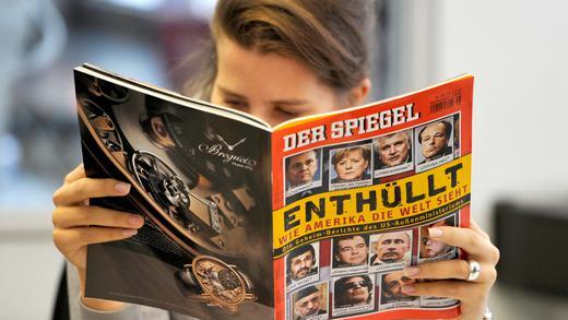 Die Spiegel-Affäre       -  Es war der massivste Angriff auf die Pressefreiheit in der Geschichte der Bundesrepublik. Wegen 'Landesverrats' wurden 1962 sieben Spiegel-Redakteure verhaftet, auch Herausgeber Rudolf Augstein. Die Anschuldigungen erwiesen sich als haltlos, der damalige Verteidigungsminister Franz Josef Strauß verlor sein Amt. Eine Chronologie:
8. Oktober 1962:
'Bedingt abwehrbereit' titelt der Spiegel. Es ging um das Herbstmanöver der Nato, das unter der Bezeichnung 'Fallex 62' lief. Seinerzeit war die  Strategie im Umgang mit der Atombombe sehr umstritten. Das kam der Karlsruher Bundesanwaltschaft verdächtig vor. Nach ihrer Vermutung habe der Spiegel Staatsgeheimnisse publiziert und somit Landesverrat begangen.10. Oktober: 
Oberregierungsrat Heinrich Wunder aus dem Verteidigungsministerium erstellt in Bonn ein ein als geheim eingestuftes Gutachten. In der Spiegel-Ausgabe entdeckt er 41 'Staatsgeheimnisse', deren Veröffentlichung nach seiner  Einschätzung Landesverrat bedeutet.
