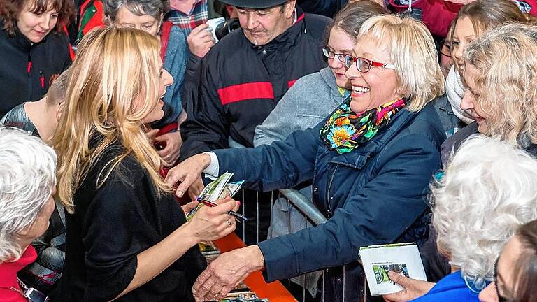 Ein Autogramm bitte, mit Anfassen! Ein Autogramm bitte, mit Anfassen!