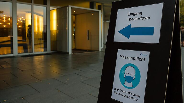 Ab Montag finden Schnelltests im Foyer des Theaters statt. Ab Montag finden Schnelltests im Foyer des Theaters statt.