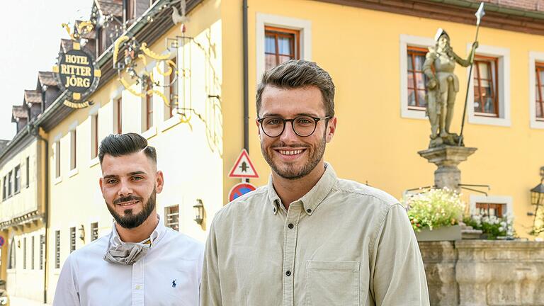Das Hotel und Restaurant 'Ritter Jörg' in Sommerhausen ist von der Corona Krise betroffen. Restaurantchef Gianni Mentolo (links) und Inhaber Lukas Strohofer bleiben trotzdem zuversichtlich. Das Hotel und Restaurant 'Ritter Jörg' in Sommerhausen ist von der Corona Krise betroffen. Restaurantchef Gianni Mentolo (links) und Inhaber Lukas Strohofer bleiben trotzdem zuversichtlich.