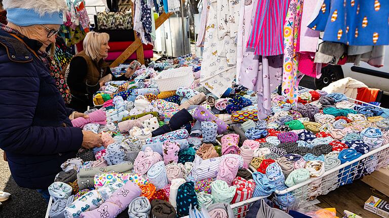 Holländischer Stoffmarkt auf dem Schweinfurter Volkfestplatz
