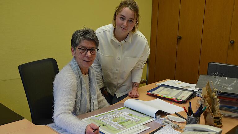 Elke Müller, Leiterin des BRK-Alten- und Pflegeheimes in Bad Neustadt, und Pflegedienstleiterin Celine Mildner (rechts) studieren die Baupläne für den Neubau. Elke Müller, Leiterin des BRK-Alten- und Pflegeheimes in Bad Neustadt, und Pflegedienstleiterin Celine Mildner (rechts) studieren die Baupläne für den Neubau.