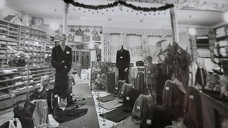 Das Foto zeigt das Bekleidungsgeschäft im Jahr 1950. - Das Foto zeigt das Bekleidungsgeschäft im Jahr 1950. Das Foto zeigt das Bekleidungsgeschäft im Jahr 1950. - Das Foto zeigt das Bekleidungsgeschäft im Jahr 1950.