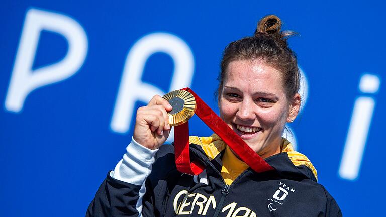 Paralympics Paris 2024 - Straßenradsport       -  Maike Hausberger jubelt sich über ihre Goldmedaille im Einzelzeitfahren.