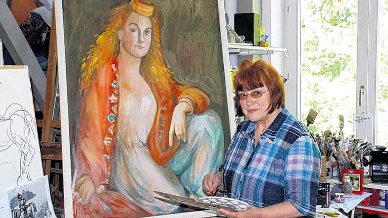 Die Künstlerin: Malerin Renate Jung vor dem Porträt einer unbekannten Frau, an dem sie gerade arbeitet.