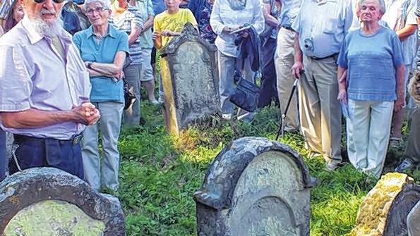 Große Resonanz: Die Führung im ehemaligen jüdischen Bezirksfriedhof in Kleinsteinach. Große Resonanz: Die Führung im ehemaligen jüdischen Bezirksfriedhof in Kleinsteinach.