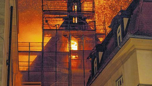 Brand in der Nacht: Flammen in der St. Martha Kirche in Nürnberg. Brand in der Nacht: Flammen in der St. Martha Kirche in Nürnberg.