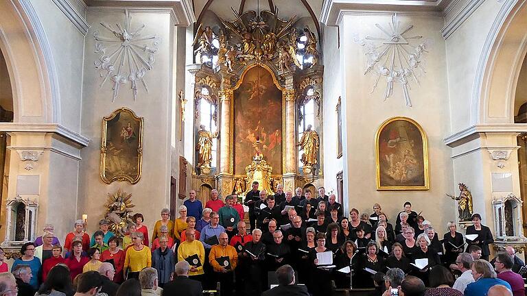 Ein gemeinsames Konzert vereinte die Chöre der Katholischen Kantorei und von Mélimélodies aus Montfort sur Meu in der St.-Laurentius-Kirche. Ein gemeinsames Konzert vereinte die Chöre der Katholischen Kantorei und von Mélimélodies aus Montfort sur Meu in der St.-Laurentius-Kirche.