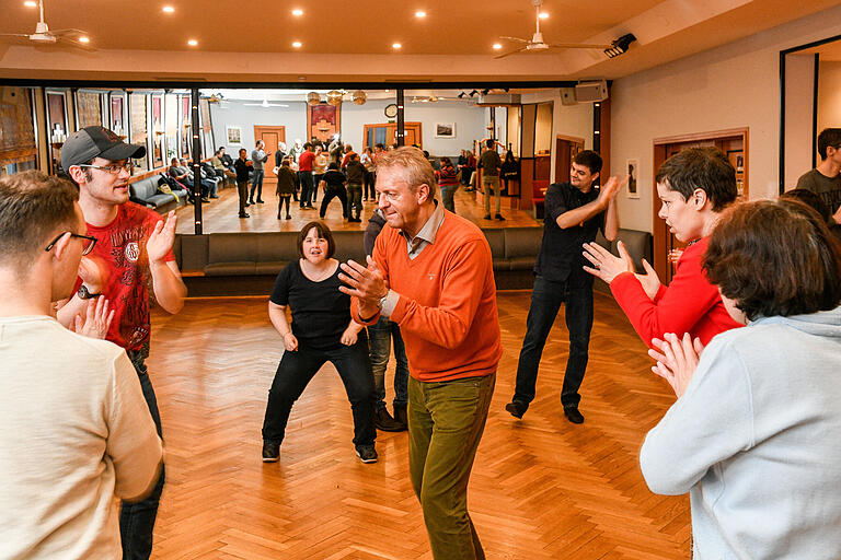 Spaß haben die Tanzschüler auch beim Partytanz. Spaß haben die Tanzschüler auch beim Partytanz. 
