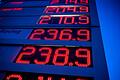 Die Spritpreise werden an einer Tankstelle am frühen Morgen angezeigt. Noch immer liegen sie in Folge der Ukraine-Krise bei über zwei Euro.