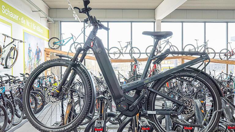 Wieder gefüllt sind nach zwei Jahren die Ausstellungsflächen des Fahrradhandels.