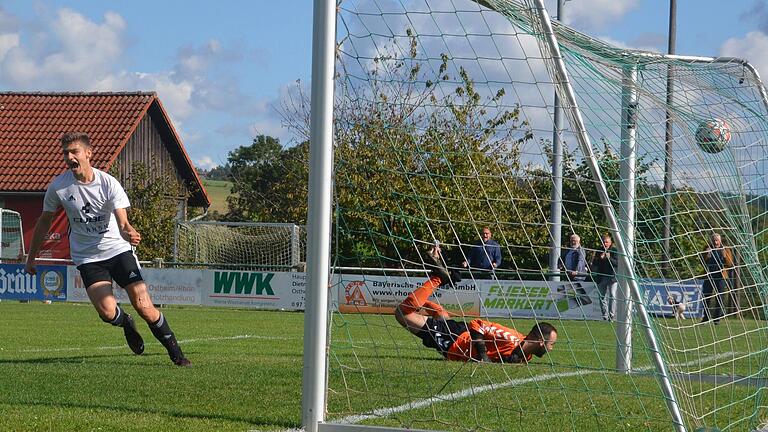 Noah Kümmeth belegt aktuell mit 15 Treffern den ersten Platz der Torjägerliste in der Kreisklasse Rhön 2. Hier hat er gerade das 1:0 für die SG Hausen/Nordheim im Derby beim TSV Ostheim (Endstand: 4:2) erzielt und dreht jubelnd ab. Noah Kümmeth belegt aktuell mit 15 Treffern den ersten Platz der Torjägerliste in der Kreisklasse Rhön 2. Hier hat er gerade das 1:0 für die SG Hausen/Nordheim im Derby beim TSV Ostheim (Endstand: 4:2) erzielt und dreht jubelnd ab.