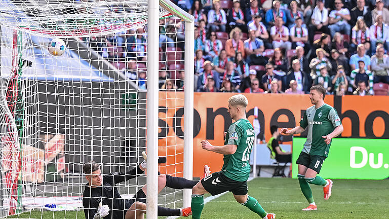 FC Augsburg - Werder Bremen.jpeg - Finn Dahmen und der FC Augsburg hatten - wie hier beim 0:1 durch Romano Schmid - das Nachsehen: Das Heimspiel gegen Werder Bremen ging verloren. FC Augsburg - Werder Bremen.jpeg - Finn Dahmen und der FC Augsburg hatten - wie hier beim 0:1 durch Romano Schmid - das Nachsehen: Das Heimspiel gegen Werder Bremen ging verloren.