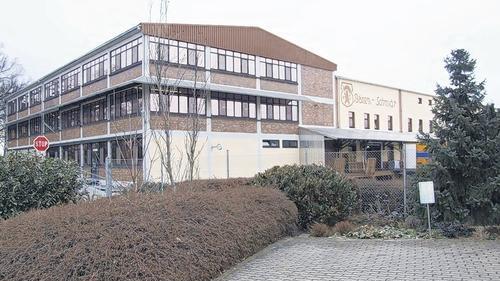 Eine Teilansicht der Betriebsgebäude der Firma Gebrüder Schmidt (&bdquo;Bären-Schmidt&ldquo;) am Ortsrand von Mainbernheim. Mit dem Umzug der Backwarenabteilung nach Altenschönbach ist die Produktion von Lebkuchen in Mainbernheim nach 146 Jahren beendet.