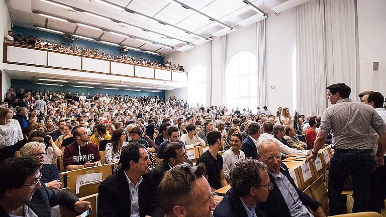Exklusiv: Gabriel warnt vor &bdquo;dramatischen Konsequenzen&ldquo;       -  Überfüllt war am Montagnachmittag das Audimax der Neuen Universität in Würzburg beim Vortrag von Ex-Außenminister Sigmar Gabriel.
