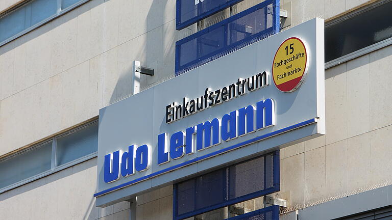 Das Schild 'Einkaufszentrum' wird in diesem Jahr zumindest für den vorderen Bereich des Udo-Lermann-Kaufhauses in Marktheidenfeld nicht mehr gelten. Das Schild 'Einkaufszentrum' wird in diesem Jahr zumindest für den vorderen Bereich des Udo-Lermann-Kaufhauses in Marktheidenfeld nicht mehr gelten.