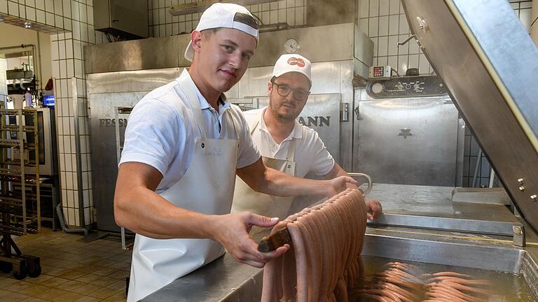 Lucas Müller (links) hat nach der Ausbildung zum Bankkaufmann eine zweite Ausbildung in der Metzgerei seines Vaters Oliver Müller (rechts) gemacht. Für seine Eltern war das lange Zeit nicht absehbar. Lucas Müller (links) hat nach der Ausbildung zum Bankkaufmann eine zweite Ausbildung in der Metzgerei seines Vaters Oliver Müller (rechts) gemacht. Für seine Eltern war das lange Zeit nicht absehbar. 