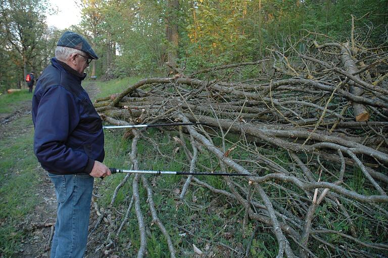 Holzrechtler Egid Pröstler berichtete von der mühseligen Arbeit im Wald. Holzrechtler Egid Pröstler berichtete von der mühseligen Arbeit im Wald.