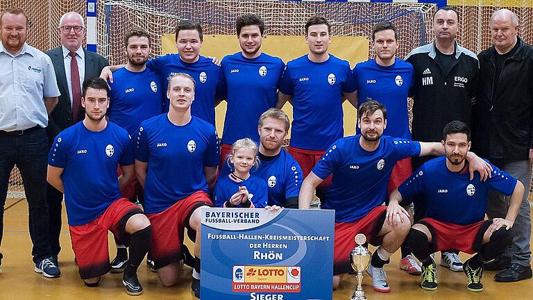 Futsal Kreismeisterschaft       -  Die SG Unsleben/Wollbach ließ bei der Futsal-Kreismeisterschaft die gesamte Konkurrenz hinter sich und triumphierte. Das siegreiche Team (vorne von links): Tobias Volpp, Robin Müller, Oliver Kuehnast mit Tochter, Niklas Müller und David Fuentes Sanchez. Hinten von links: Kreisspielleiter André Nagelsmann, Manfred Riedl (Lotto), Alexander Landgraf, Markus Manger, Lorenz Hesselbach, Jonas Schirber, Thomas Dietz, Trainer Hubert Müller und Kreisvorsitzender Rainer Lochmüller.