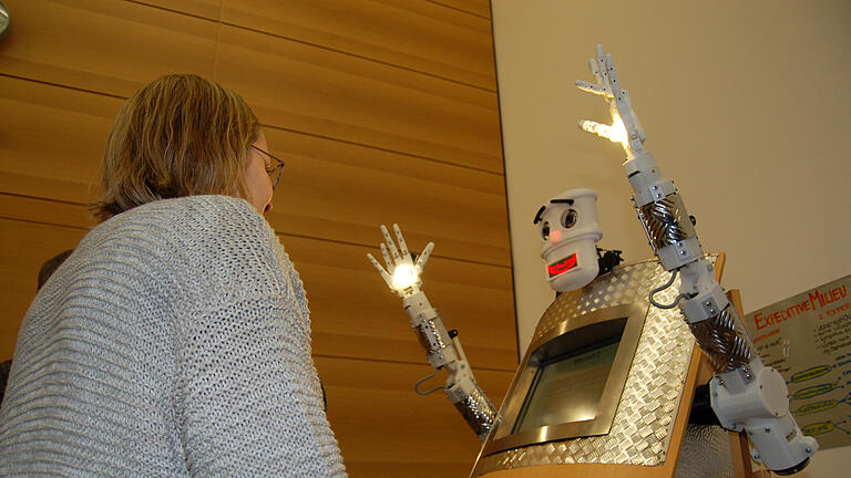 Der Roboter Bless U-2 an der Uni Würzburg. - Der Roboter Bless U-2 während seines Auftritts an der Uni Würzburg. Der Roboter Bless U-2 an der Uni Würzburg. - Der Roboter Bless U-2 während seines Auftritts an der Uni Würzburg.