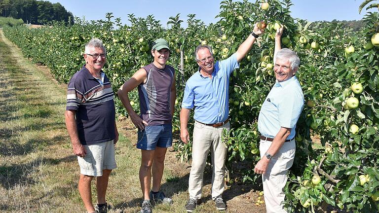 Landrat Reinhard Frank (Zweiter von rechts) und der Leiter des Landwirtschaftsamtes, Meinhard Stärkel (rechts), zu Besuch auf dem Obstbaubetrieb Behringer im Jahr 2018: Der Main-Tauber-Kreis bewirbt sich darum, eine der Bio-Musterregionen in Baden-Württemberg zu werden.