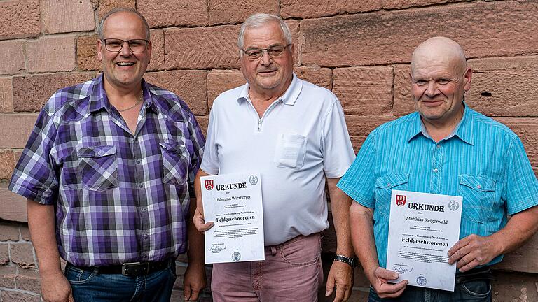 Zwei neue Feldgeschworene für die Gemeinde Neuhütten: In der jüngsten Sitzung des Gemeinderats vereidigte Bürgermeister Bernd Steigerwald (links) die neuen 'Siebener' Altbürgermeister Edmund Wirzberger (Mitte) und Matthias Steigerwald. Zwei neue Feldgeschworene für die Gemeinde Neuhütten: In der jüngsten Sitzung des Gemeinderats vereidigte Bürgermeister Bernd Steigerwald (links) die neuen 'Siebener' Altbürgermeister Edmund Wirzberger (Mitte) und Matthias Steigerwald.