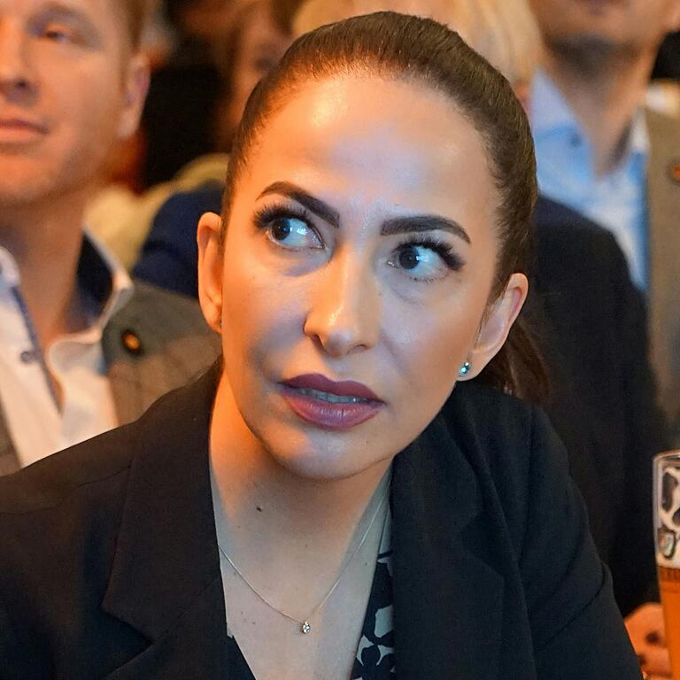 Hülya Düber am Wahlabend um 18 Uhr: Gespannt blickt die CSU-Bundestagskandidatin auf die Prognose des Wahlausgangs. Hülya Düber am Wahlabend um 18 Uhr: Gespannt blickt die CSU-Bundestagskandidatin auf die Prognose des Wahlausgangs.