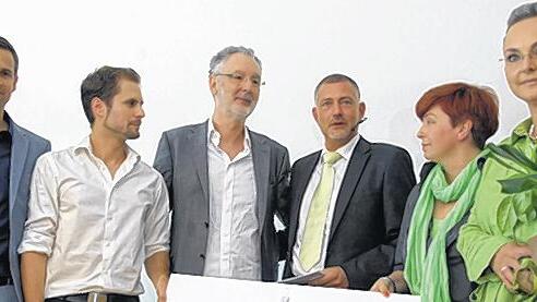 Haben das Projekt gestemmt: Bauherr Lothar Bezold (3. von rechts) mit Gattin Kerstin (rechts) und (von links) den Architekten und Planern Andreas Ebner, Christian Hofmann, Reinhard May und Elke Spieß.Fotos: T. Obermeier Haben das Projekt gestemmt: Bauherr Lothar Bezold (3. von rechts) mit Gattin Kerstin (rechts) und (von links) den Architekten und Planern Andreas Ebner, Christian Hofmann, Reinhard May und Elke Spieß.Fotos: T. Obermeier