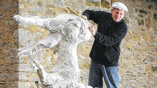 Bald in Bronze gegossen: Der in Laudenbach-Karlstadt lebende Künstler Peter Wittstadt und seine Schneewittchen-Plastik, für die er den 1. Lohrer Kunstpreis erhielt. Bald in Bronze gegossen: Der in Laudenbach-Karlstadt lebende Künstler Peter Wittstadt und seine Schneewittchen-Plastik, für die er den 1. Lohrer Kunstpreis erhielt.