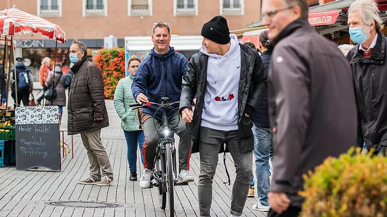 Radfahrende in Würzburg stehen häufig als Rüpel in der Kritik. Im Bild eine gestellte Szene in der Innenstadt. Radfahrende in Würzburg stehen häufig als Rüpel in der Kritik. Im Bild eine gestellte Szene in der Innenstadt. 