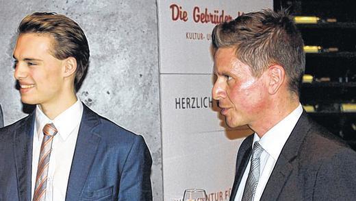 Johannes Schanzer (links) und Michael Jodl von Die Gebrüder Krimm begrüßen ihre Gäste. Johannes Schanzer (links) und Michael Jodl von Die Gebrüder Krimm begrüßen ihre Gäste.