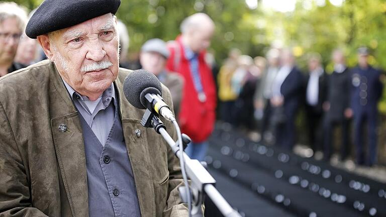 Der Würzburger Helmut Försch, wesentlicher Initiator der Stolpersteine und des Erinnerungswegs, will &bdquo;daran erinnern, wozu Menschen fähig sind und wie leicht es Demagogen haben&ldquo;.