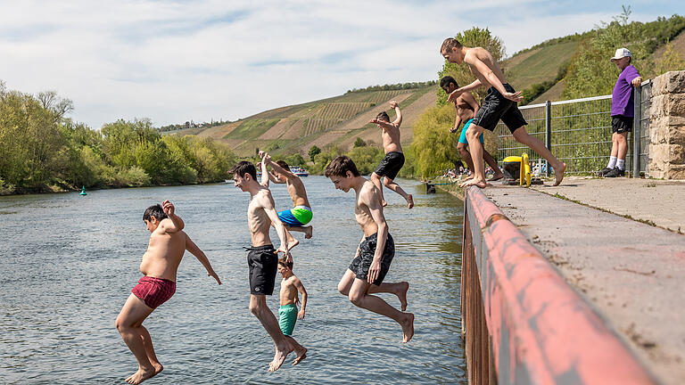 Erster Sommertag in Mainfranken       -  Jugendliche hatten in der Pandemie zu kämpfen, doch auch die Rückkehr in den Alltag birgt Herausforderungen, sagt Prof. Marcel Romanos .