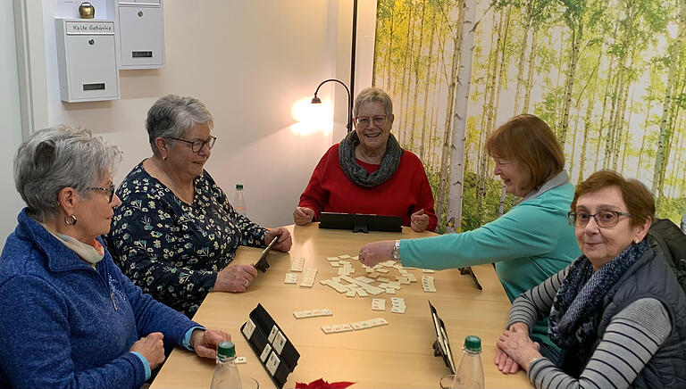 Im Näh- und Creativstüble muss nicht unbedingt genäht werden. Kaffeetrinken, spielen und reden geht auch. Und anders als es scheint, kommen nicht nur Frauen. Im Näh- und Creativstüble muss nicht unbedingt genäht werden. Kaffeetrinken, spielen und reden geht auch. Und anders als es scheint, kommen nicht nur Frauen. 