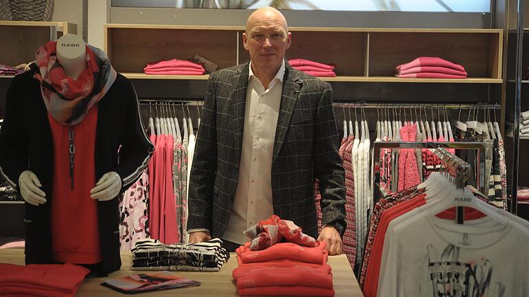 Ralf Ludewig vom Modehaus Ludewig in Bad Kissingen freut sich über Lockerungen – bezweifelt aber, dass momentan der richtige Zeitpunkt dafür ist. Ralf Ludewig vom Modehaus Ludewig in Bad Kissingen freut sich über Lockerungen – bezweifelt aber, dass momentan der richtige Zeitpunkt dafür ist.